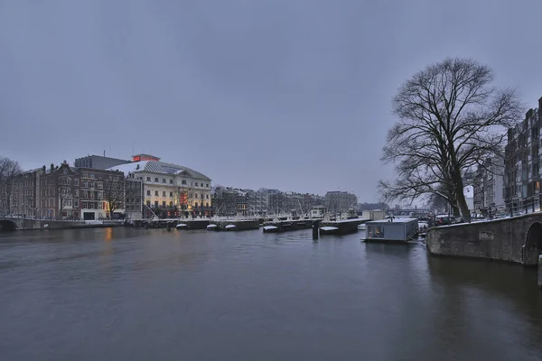 Amsterdam Widok Rzekę Amstel Teatr Królewski Tle Nordholland Holandia Amsterdam — Zdjęcie stockowe