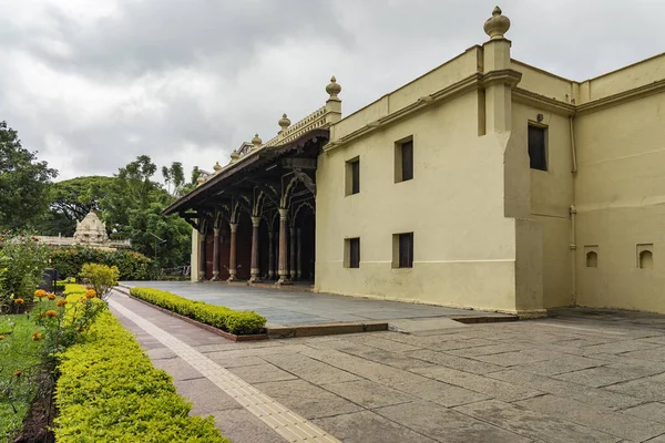 Bengaluru - Kenardan Tipu Sultan 'ın Yaz Sarayı' na bakın, Karnataka, Hindistan, 06.09.2019