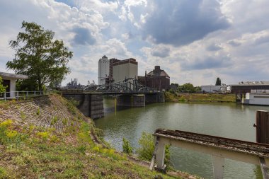 Krefeld - Harbour Köprüsü 'ne bakın, salıncak köprüsü 1905 yılında Linn' deki Ren limanının Art Nouveau stilinde, Kuzey Ren Vestfalya, Almanya, 24.05.2019 'da inşa edildi.
