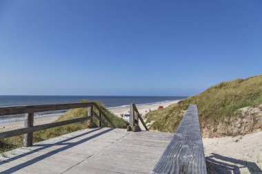 Wenningstedt Sahili, Schleswig-Holstein, Almanya, Sylt, 05.06.2018 'e ulaşmak için tahta merdivenlere bakın.
