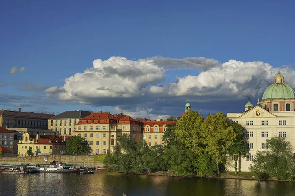 Praga Vista Desde Puente Carlos Río Moldau Iglesia San Francisco —  Fotos de Stock