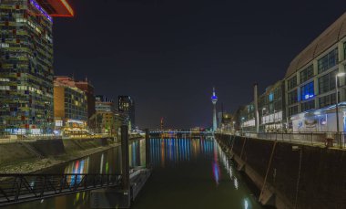 Duesseldorf - Duesseldorf Limanı 'ndan Duesseldorf Marina ve Media Harbour' a doğru Manzara, Kuzey Ren Vestfalyası, Almanya, 22.04.2015