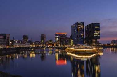 Duesseldorf - Media Harbour 'daki Duesseldorf Binalarına Gece-Görünümü, Kuzey Ren Vestfalyası, Almanya, 22.04.2015