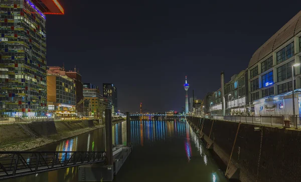 Duesseldorf - Duesseldorf Limanı 'ndan Duesseldorf Marina ve Media Harbour' a doğru Manzara, Kuzey Ren Vestfalyası, Almanya, 22.04.2015
