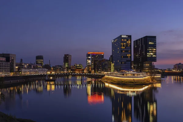 Duesseldorf - Media Harbour 'daki Duesseldorf Binalarına Gece-Görünümü, Kuzey Ren Vestfalyası, Almanya, 22.04.2015