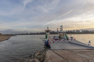 Duesseldorf-Kaiserswerth - Langst-Kierst ile Duesseldorf-Kaiserswerth, North-Rhine Westphalia, Almanya, Duesseldorf, 30.11.2018 'i birbirine bağlayan Ren Nehri ve Ferry Michaela Ii' ye doğru bakın