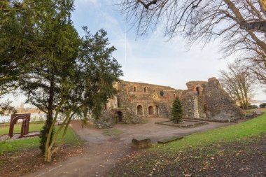 Büyük duvarları olan Kaiserpfalz kalıntıları (İngilizce: Emperor Palatinate), Derebeyi, 700 yılında Suitbert keşişi tarafından kurulan bir manastıra geri döner.