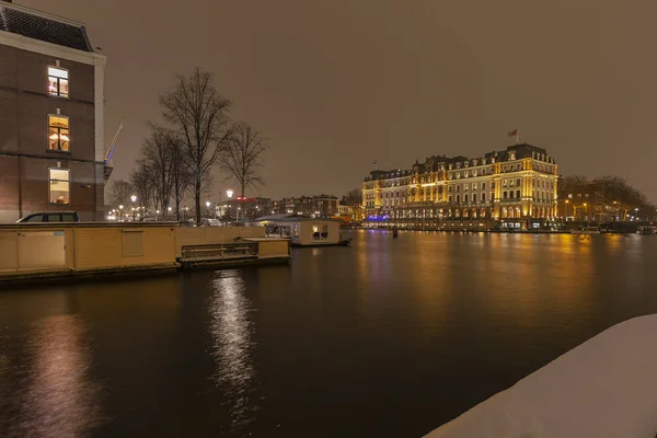 Амстердам Река Амстердам Вид Освещенный Отель Intercontinental Amsterdam Нидерланды Амстердам — стоковое фото