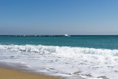 Barcelona Sahilinde Güçlü Dalgalar