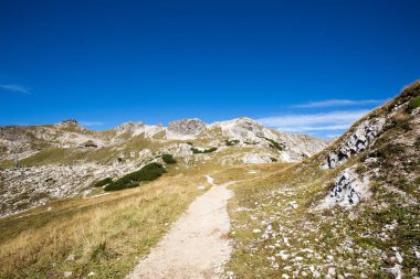 Yürüyüş patikasından Panorama Dağ İstasyonu 'na yaklaşıyor.