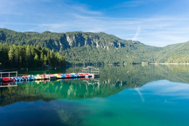 Coloful tekneli Eib Gölü