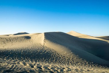 Sabahın erken saatlerinde Kanarya Adaları 'ndaki kum tepelerinde gölgeler