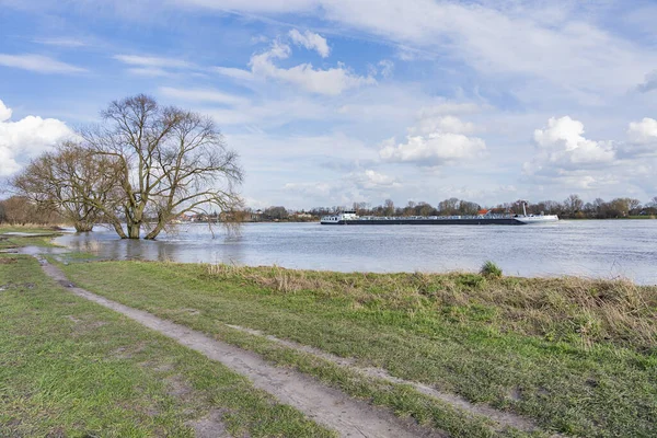 Duesseldorf Vista Para Navio Que Passa Próximo Rio Reno Renânia — Fotografia de Stock