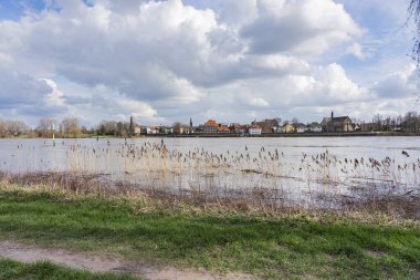 Duesseldorf - Ren Nehri 'nin yükselmesiyle Kaiserswerth' i görün, Kuzey Ren Westpalia, 04.03.2020