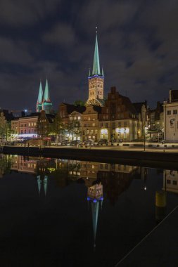 Luebeck - Almanya 'nın kuzeyinde Schleswig-Holstein, Luebeck, 27.04.2018, Trave Nehri' nde yansıtılan Katedral ve Petri Kilisesi