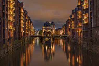 Hamburg - Blue Hour, Hamburg, Almanya, Hamburg, 25.04.2018 Hamburg 'daki Hamburg Limanı' na Yakın Kale