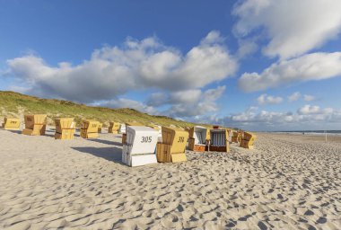 Sylt - Öğleden sonra Wenningstedt 'te terk edilmiş plaj sandalyelerine bakın, Almanya, Schleswig-Holstein, 07.06.2015