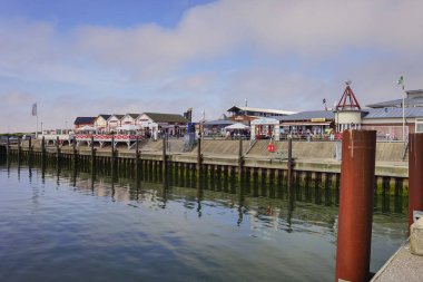 Sylt - Almanya 'nın kuzeyinde Schleswig-Holstein, 10.06.2013, mağazaları ve restoranları olan Harbor' u İzle