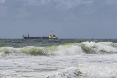 Sylt - Almanya 'nın kuzeyinde Schleswig-Holstein eyâletinde, Wenningstedt' ten geçen gemiye yakın çekim