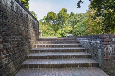 Krefeld - 1928 ve 1931 yılları arasında Mies van der Rohe, Kuzey Ren Vestfalyası, Almanya, 23.08.2019 arasında inşa edilen Lange Müzesi 'ndeki parka yakın çekim