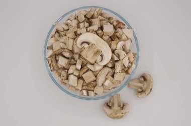 Beyaz arka planda izole edilmiş taze şampiyonlar