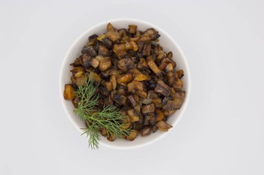 Yakın plan otlu kızarmış mantar.