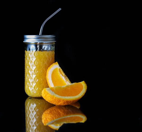 Bebida Laranja Refrescante Efervescente Copo Vidro Com Tubo Metal Fatias — Fotografia de Stock