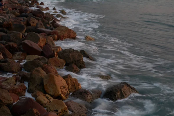 Vlny Zalévají Skály Pobřeží — Stock fotografie