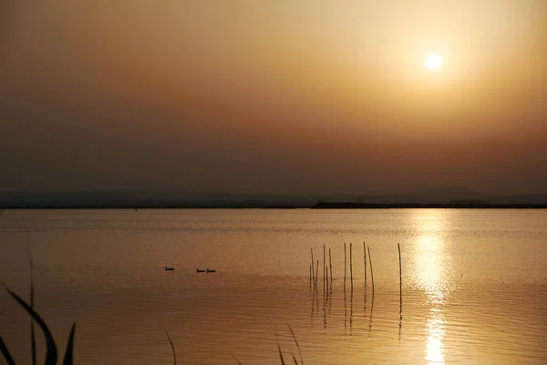 ラグーンの夕日の反射 日没の光 — ストック写真