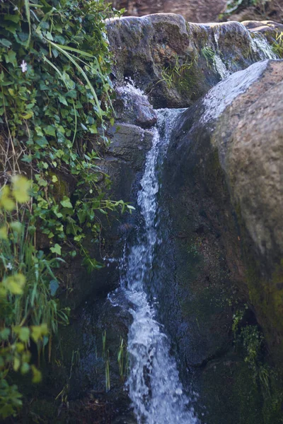 Cachoeira Uma Manhã Primavera Brilhante Cores Natureza — Fotografia de Stock