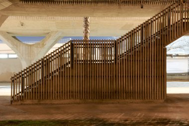 Geceleri parktaki merdiven boşluğuna