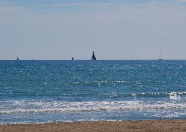 Akdeniz 'de yelken açmak için çok güneşli bir gün. Akdeniz renkleri