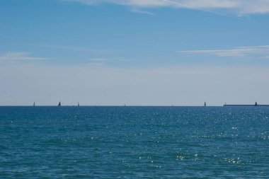 Akdeniz 'de yelken açmak için çok güneşli bir gün. Akdeniz renkleri