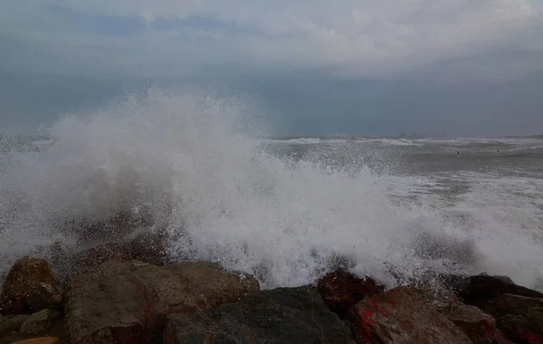 海滩上海浪的破浪 风暴的颜色 — 图库照片