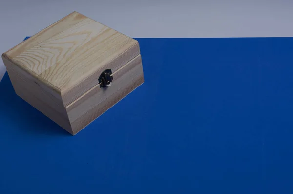 Ξύλινο Κουτί Μπλε Φόντο Ματ Για Μυστικά — Φωτογραφία Αρχείου