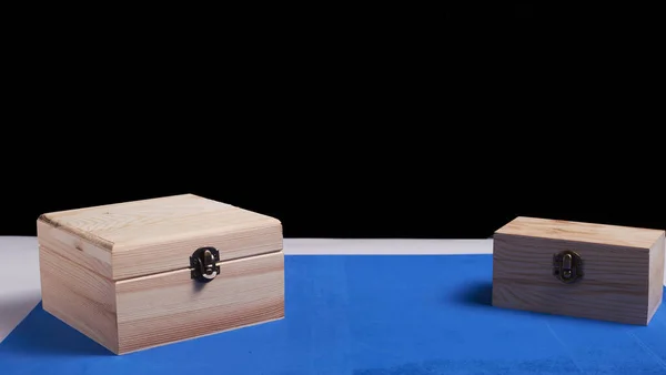 Ξύλινα Κουτιά Μαύρο Φόντο Και Μπλε Χαλάκι Μυστικά — Φωτογραφία Αρχείου