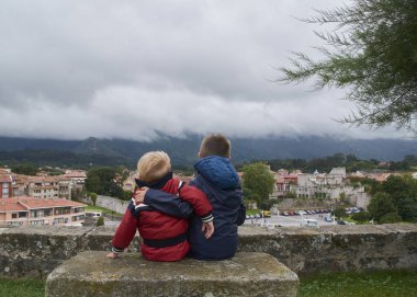 Fırtınadan sonra kasabayı izleyen iki çocuk. Kardeşler sever