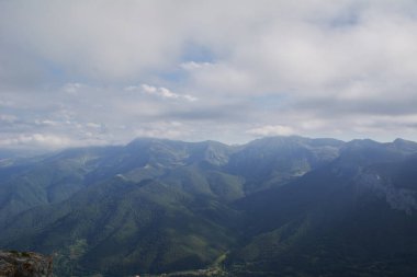 Sis ve bulutlarla dolu yüksek dağlar, doğanın renkleri