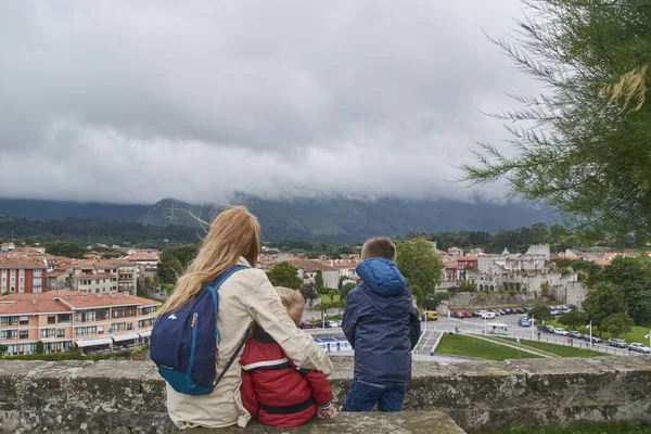 Moeder Kinderen Zien Stad Storm Moederliefde — Stockfoto