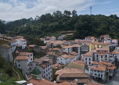 Kuzeydeki çok renkli kıyı kasabası, doğanın renkleri.
