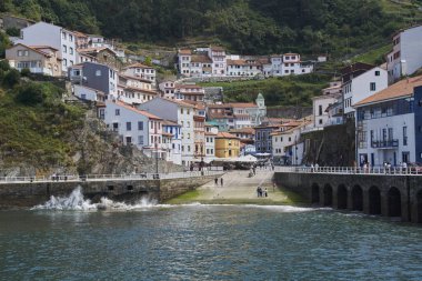 Kuzeydeki çok renkli kıyı kasabası, doğanın renkleri.