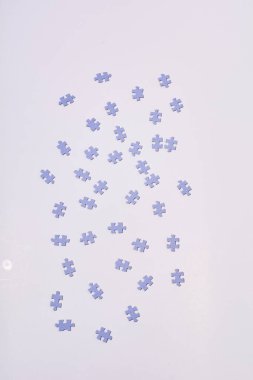 Beyaz arka planda bulmaca parçaları, Covid-19, evde kal.