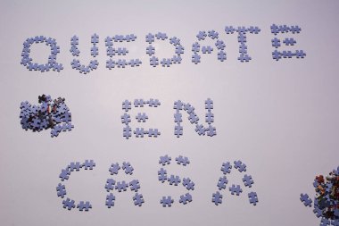 Beyaz arka planda bulmaca parçaları, Covid-19, evde kal.