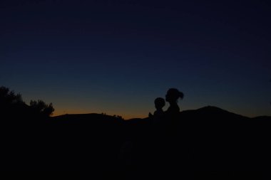 Geceleri anne ve oğlunun siluetleri. Gecenin gücü.