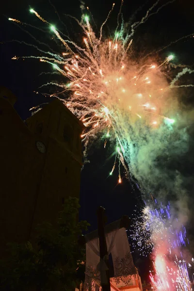 Feuerwerk Über Der Kirche Einer Sommernacht Farben Des Feuers — Stockfoto