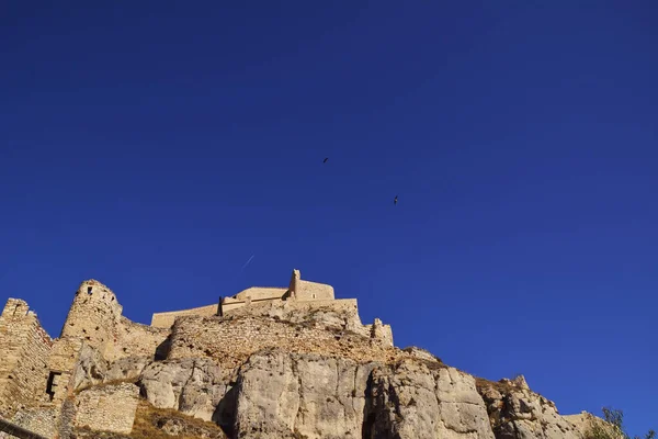 Raptory Przelatujące Nad Średniowiecznym Zamkiem Błękitne Niebo Kolory Natury — Zdjęcie stockowe