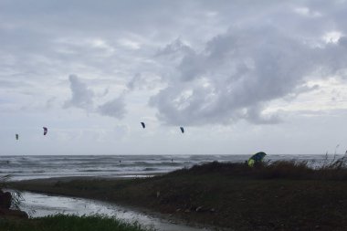 Fırtınalı bir günde birkaç kişi kayak yapıyor, doğanın renkleri.
