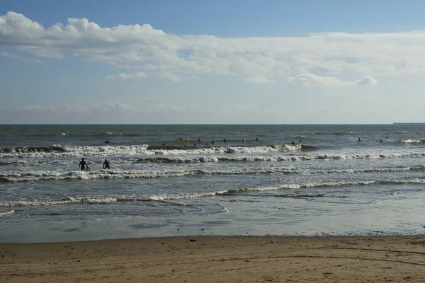 Gruppo Surfisti Spiaggia Una Giornata Estate Colori Della Natura — Foto Stock