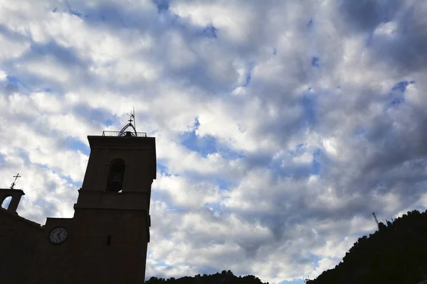 Torre Uma Igreja Com Nuvens Agradáveis Cores Céu — Fotografia de Stock