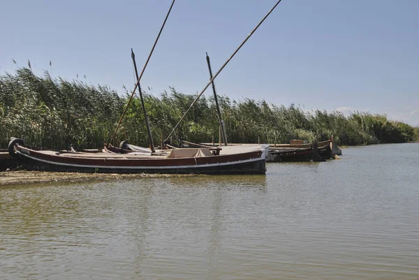 Три Лодки Озере Ждут Навигации Цвета Природы — стоковое фото